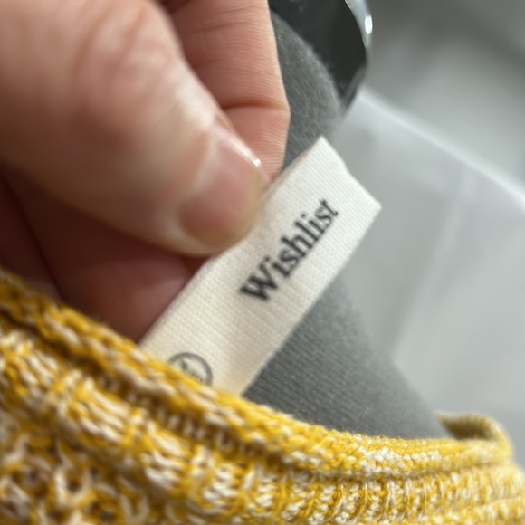 Never worn sweater but no ticket attached - Picture 6 of 8